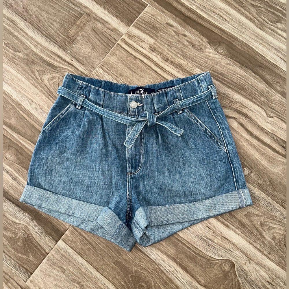 Hollister denim pleated shorts Beautiful, never worn!!